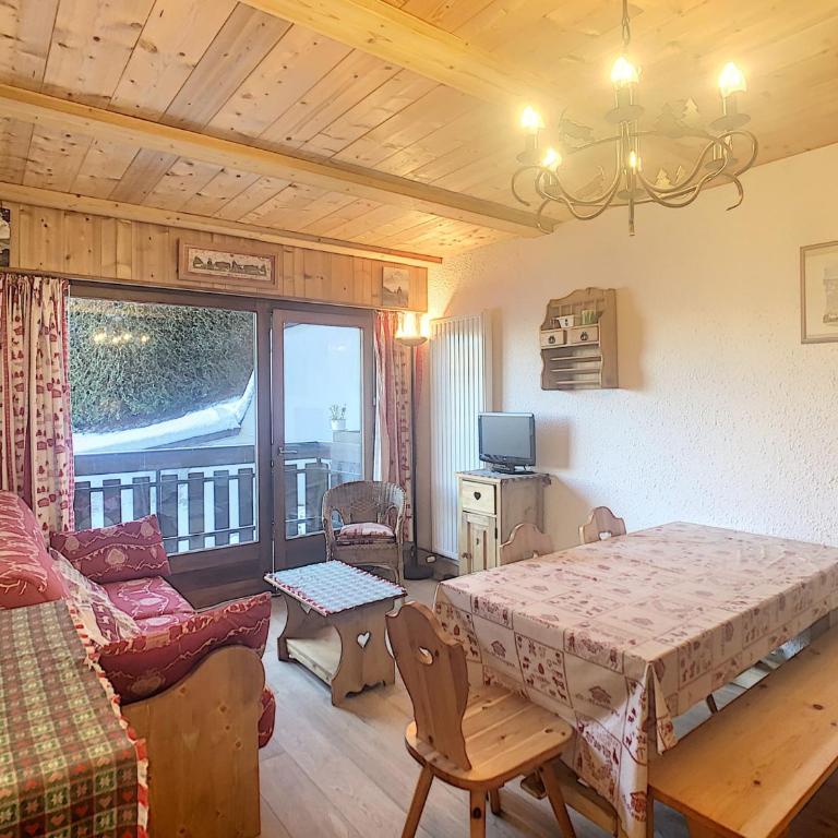Studio cosy avec cabine, pied des pistes à Combloux, balcon, casier à skis, équipements modernes - Studio - 1