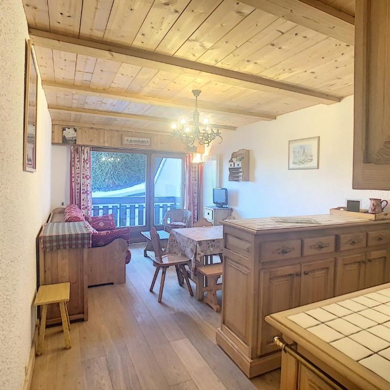 Studio cosy avec cabine, pied des pistes à Combloux, balcon, casier à skis, équipements modernes - Studio - 5
