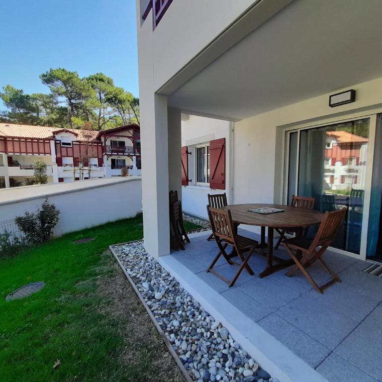 Appartement de standing avec jardin privatif, proche du lac et du centre, parking inclus - One-Bedroom Apartment - 8