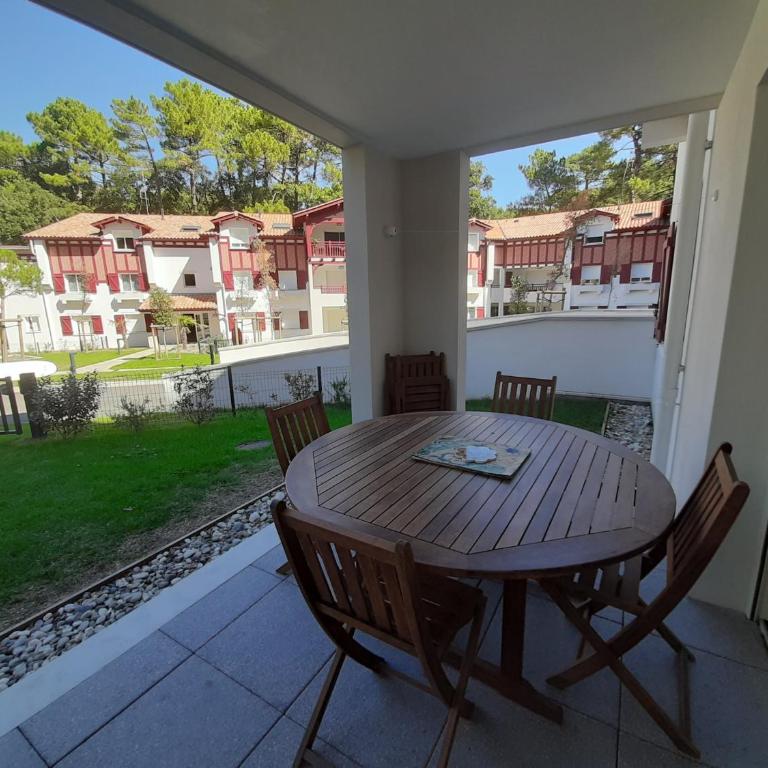 Appartement de standing avec jardin privatif, proche du lac et du centre, parking inclus - One-Bedroom Apartment - 9