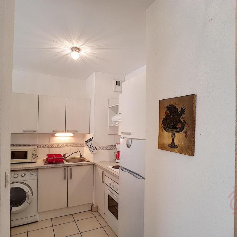 Appartement F2 avec terrasse, clim, parking privé, proche centre-ville et thermes, animaux acceptés - FR-1-451-135 - Apartamento de 1 dormitorio - 4
