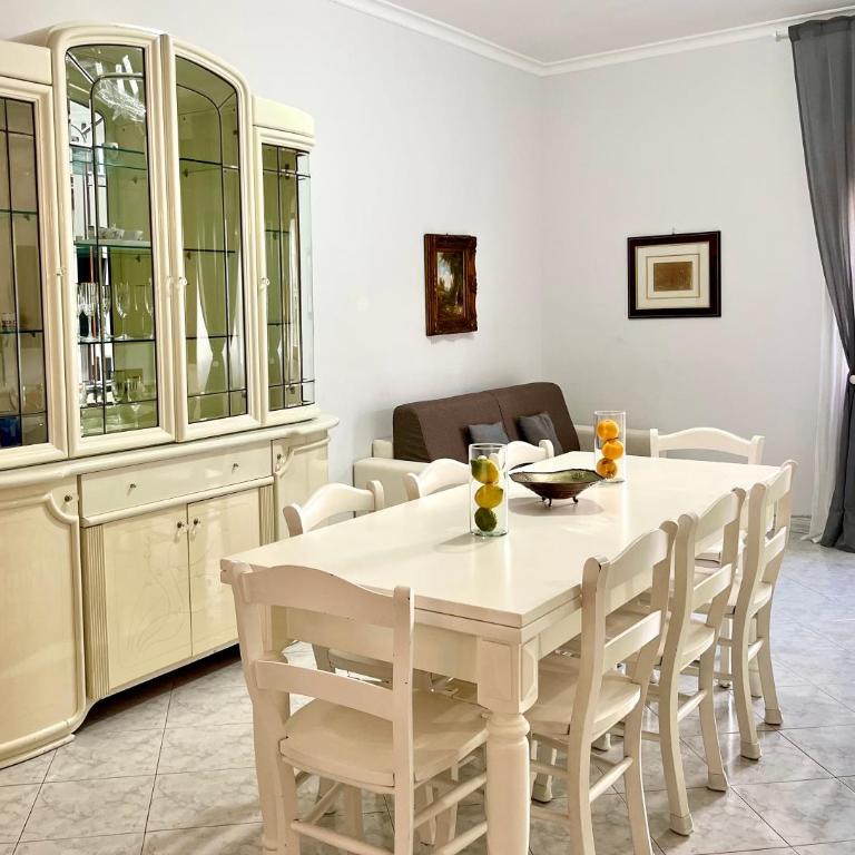 Exclusive Large 3 bed room Apartment with Pool Central Sorrento - Three-Bedroom Apartment - 21