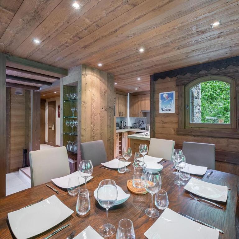Chalet familial avec jacuzzi à Méribel, 8 adultes + 2 enfants - Chalet 3 Chambres - 4