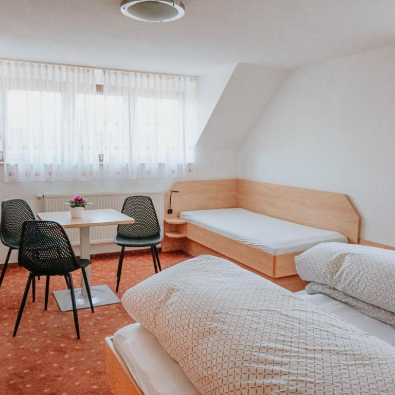 Gasthaus Hirsch - Basic Dreibettzimmer - 4