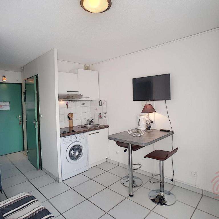 Studio rénové avec balcon, animaux acceptés, wifi, à 650m des Thermes - FR-1-451-92 - Estudio - 1