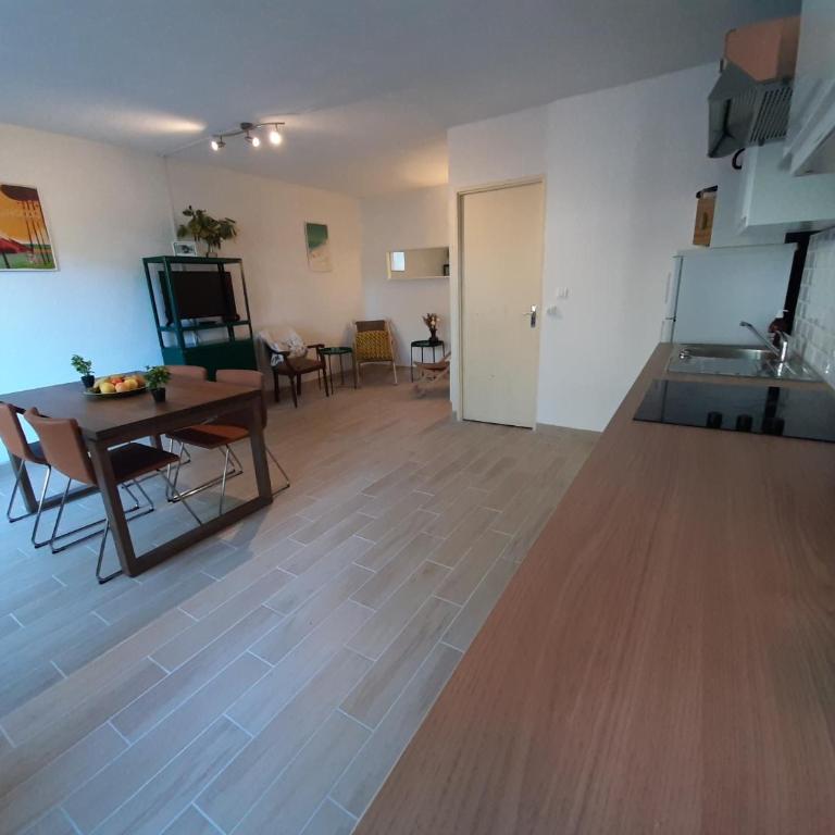 Maison rénovée avec terrasse à 700m des plages, marché et activités - Tennis et piste cyclable à 10m - FR-1-239-385 - Two-Bedroom House - 2