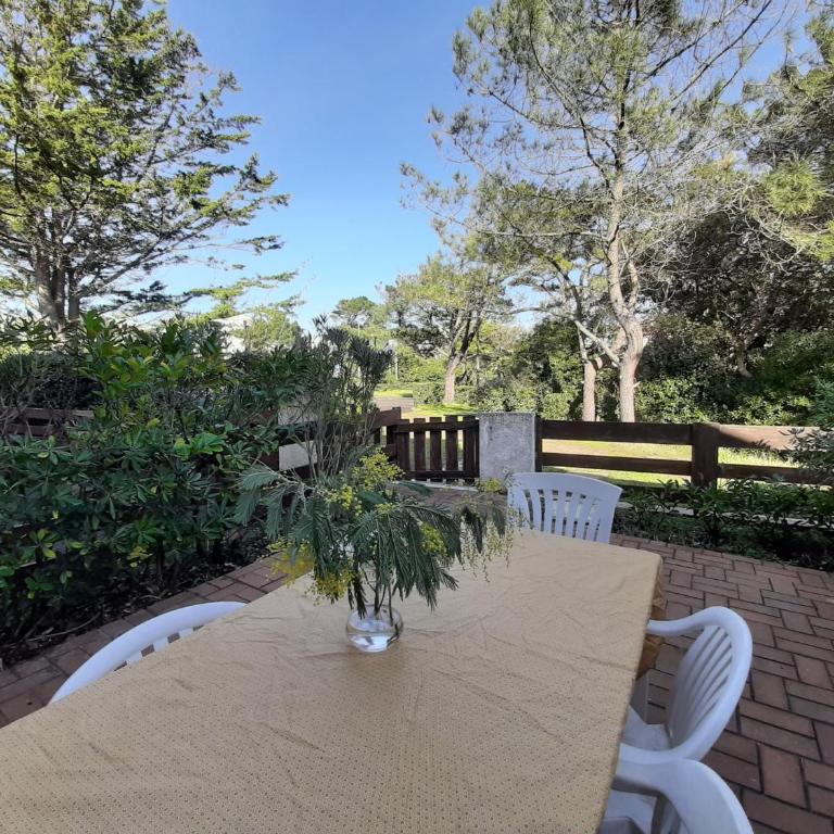 Maison rénovée avec terrasse à 700m des plages, marché et activités - Tennis et piste cyclable à 10m - FR-1-239-385 - Two-Bedroom House - 1