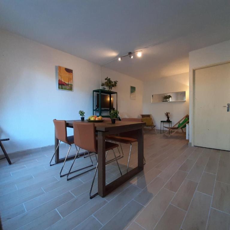 Maison rénovée avec terrasse à 700m des plages, marché et activités - Tennis et piste cyclable à 10m - FR-1-239-385 - Two-Bedroom House - 3