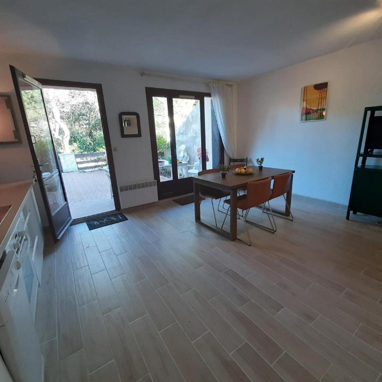 Maison rénovée avec terrasse à 700m des plages, marché et activités - Tennis et piste cyclable à 10m - FR-1-239-385 - Two-Bedroom House - 4