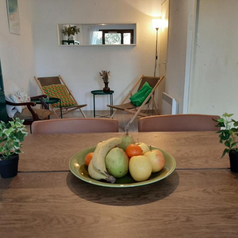 Maison rénovée avec terrasse à 700m des plages, marché et activités - Tennis et piste cyclable à 10m - FR-1-239-385 - Two-Bedroom House - 5
