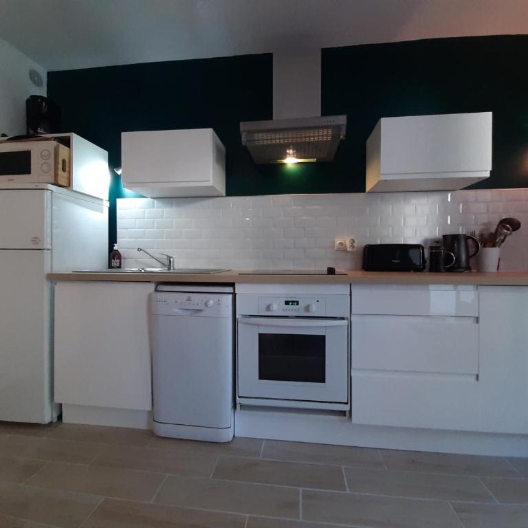 Maison rénovée avec terrasse à 700m des plages, marché et activités - Tennis et piste cyclable à 10m - FR-1-239-385 - Two-Bedroom House - 10