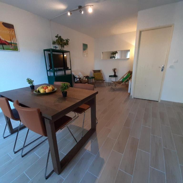 Maison rénovée avec terrasse à 700m des plages, marché et activités - Tennis et piste cyclable à 10m - FR-1-239-385 - Two-Bedroom House - 11