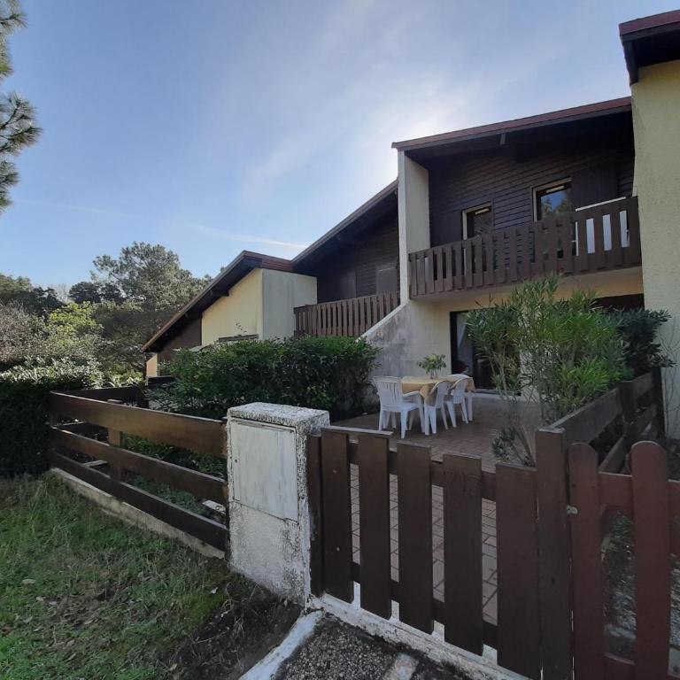 Maison rénovée avec terrasse à 700m des plages, marché et activités - Tennis et piste cyclable à 10m - FR-1-239-385 - Two-Bedroom House - 17
