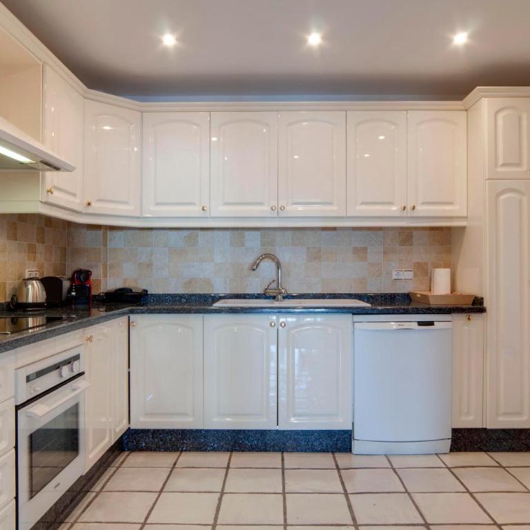 218 Puerto Banus Marbella Front Line 270 meters - Three-Bedroom Apartment - 45