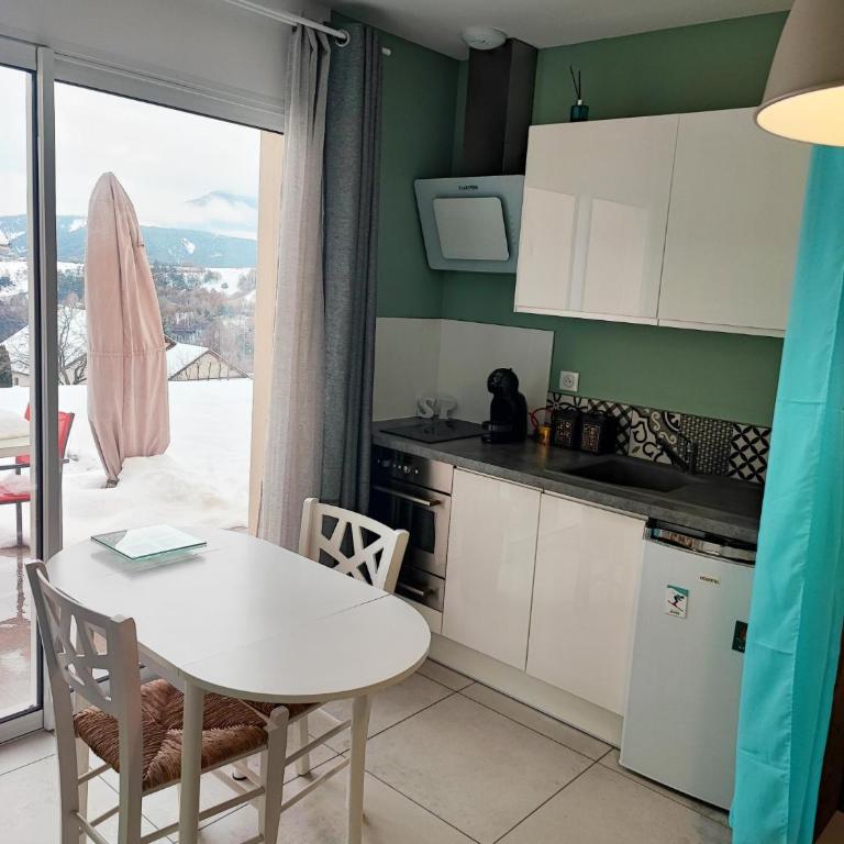chambre 2 vue lac av piscine - Appartement 1 Chambre - 8