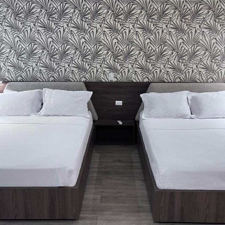 Eslait Hotel & Apartamentos - Deluxe Double Room with Two Double Beds - 1