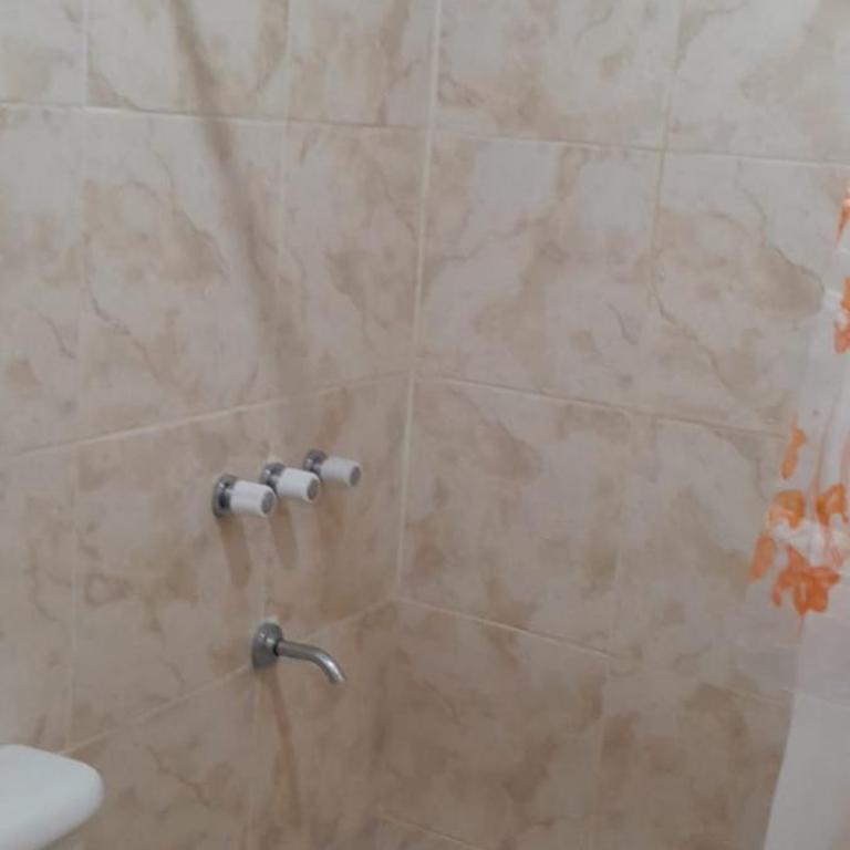 HOSTAL LUPITA - Habitación Doble con baño compartido - 1 o 2 camas - 10