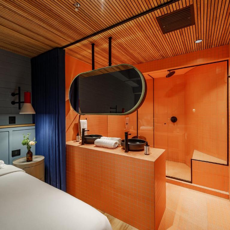 The Somos Bold Hotel - Standard Quadruple Room with 2 King Beds - 1