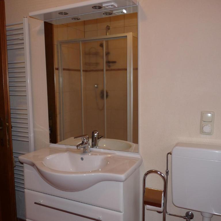 Chalet Anna Appartment - Two-Bedroom Apartment with Balcony and Terrace - 13
