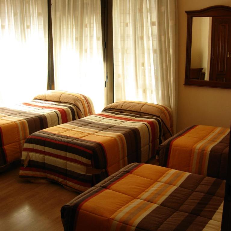 Hostal Granada - Habitación Familiar con balcón - 8
