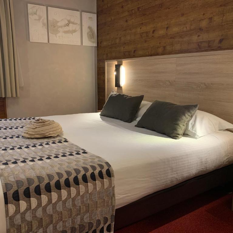 Logis Hotel Le Lac - Chambre Lit King-Size Confort - Vue sur Jardin - 9