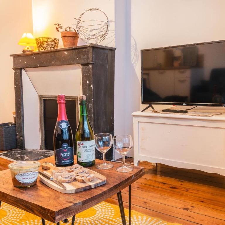 L'établissement TOIMOINOU, Hyper-centre, vue marché, proche mer 150m, lits faits à votre arrivée, serviettes de toilette, ménage, inclu, Netflix, accueil en personne - Appartement 1 Chambre - 5