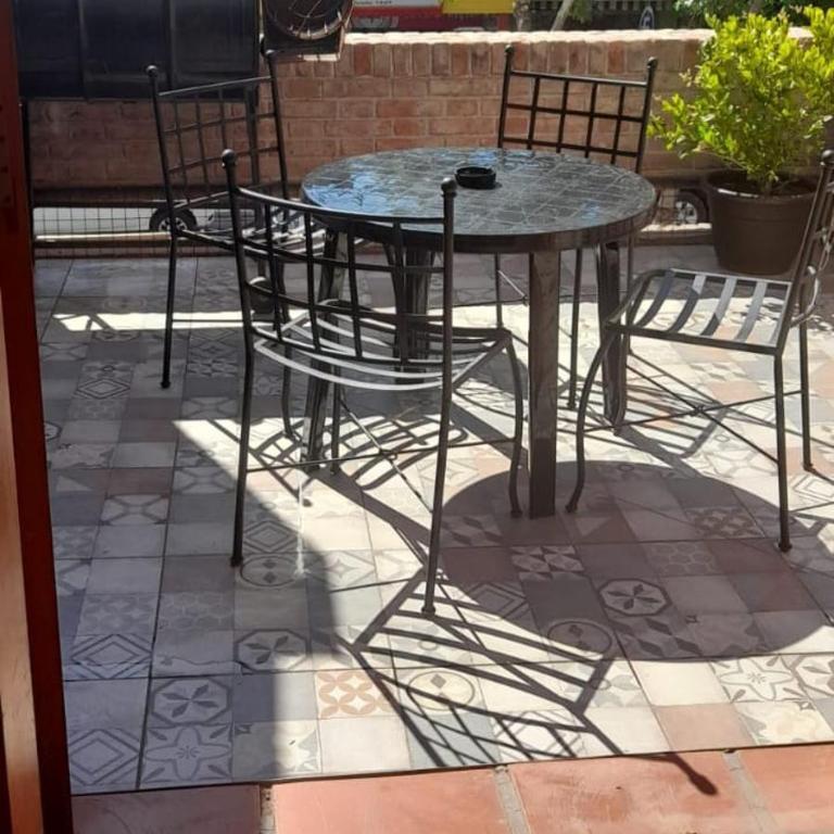 Departamento céntrico en San Martín, amplio, con aire acondicionado y cochera privada - Apartamento de 2 dormitorios - 5