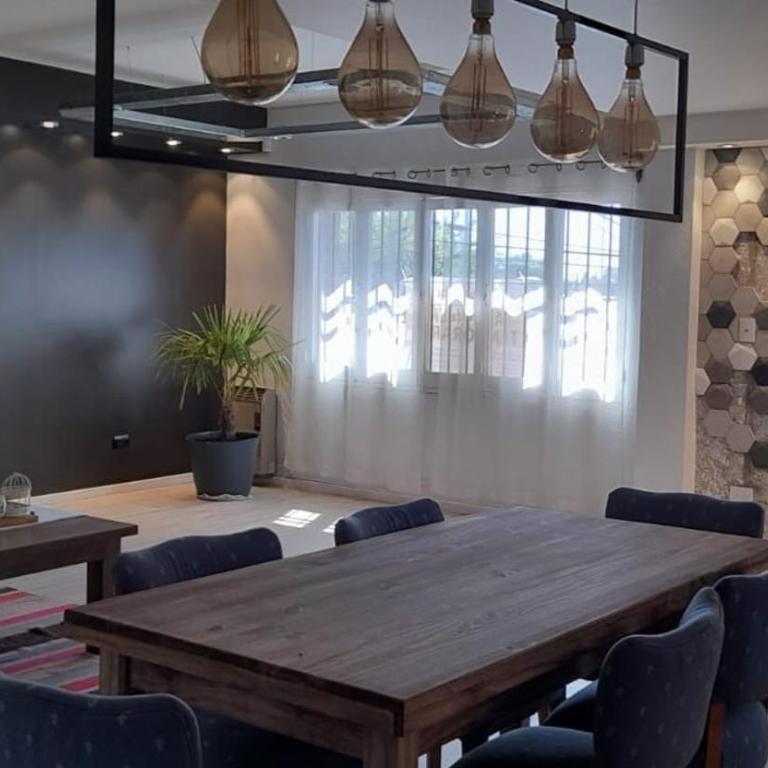 Departamento céntrico en San Martín, amplio, con aire acondicionado y cochera privada - Apartamento de 2 dormitorios - 1