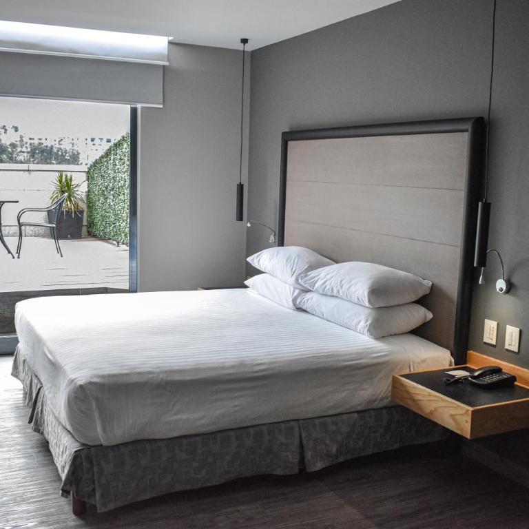 Ramada by Wyndham Mexico City Santa Fe - 1 King Bed, Suite Terrace, Non-Smoking - 6