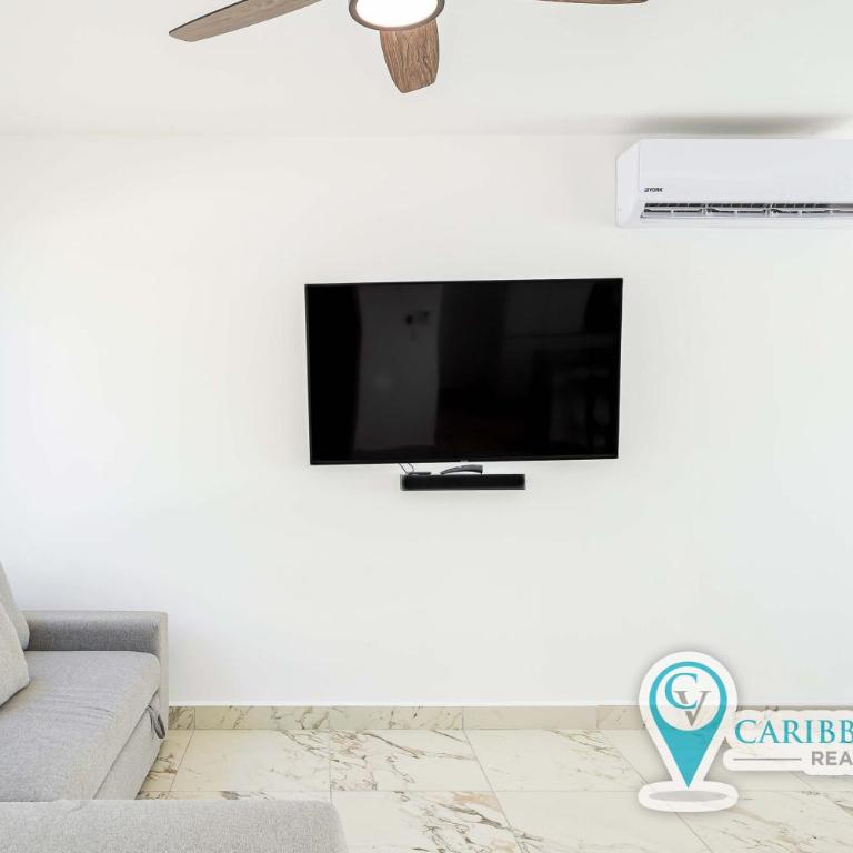 Stylish & bright contemporary 3BD I Pool! - Three-Bedroom House - 13