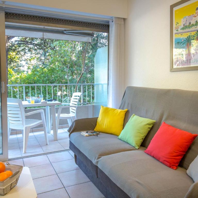 Studio Climatisé Proche Plage et Commerces avec Balcon, Parking, et WiFi à Saint-Raphaël - FR-1-466A-32 - Estudio - 2