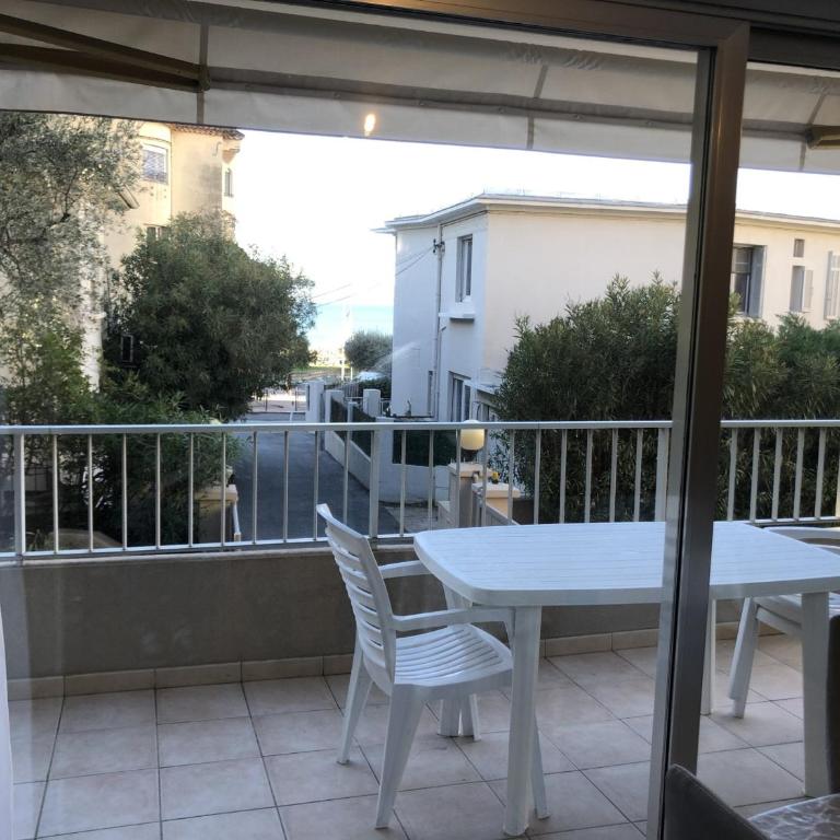 Studio climatisé proche plage, commerces et gare avec balcon, parking et wifi - FR-1-466A-5 - Estudio - 3