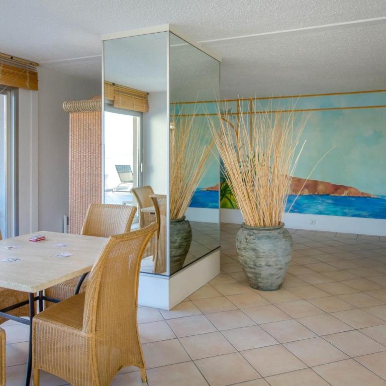 Appartement climatisé avec terrasse, à 50m de la plage et proche commerces, gare et centre-ville. - FR-1-466A-9 - Apartment (5 Adults) - 5