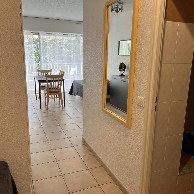 Studio climatisé pour 3 pers, à 50m de la plage, centre-ville Saint-Raphaël, WiFi, parking dispo - FR-1-466A-38 - Studio - 4