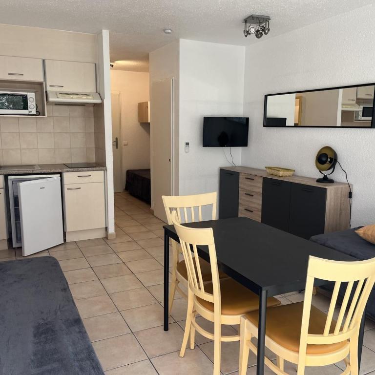 Studio climatisé proche plage et commerces, balcon, parking, linge et wifi disponibles - FR-1-466A-40 - Studio - 2