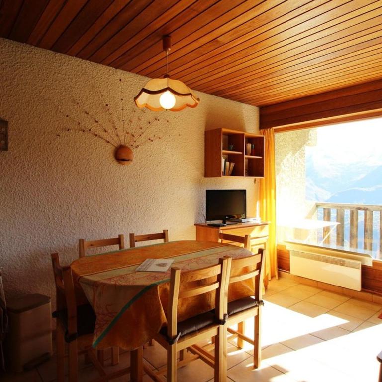 Confortable T2 au pied des pistes avec balcon et parking gratuit - FR-1-297-95 - Ferienhaus - 3