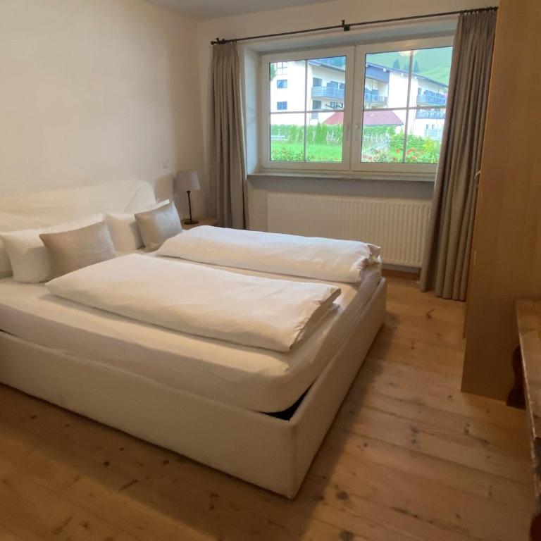 Chalet Jochpass Ferienwohnungen by HOTEL LANIG - Ferienwohnungen mit Zugang zum WellnessSpa im Hotel Lanig - Apartment mit 2 Schlafzimmern - 4