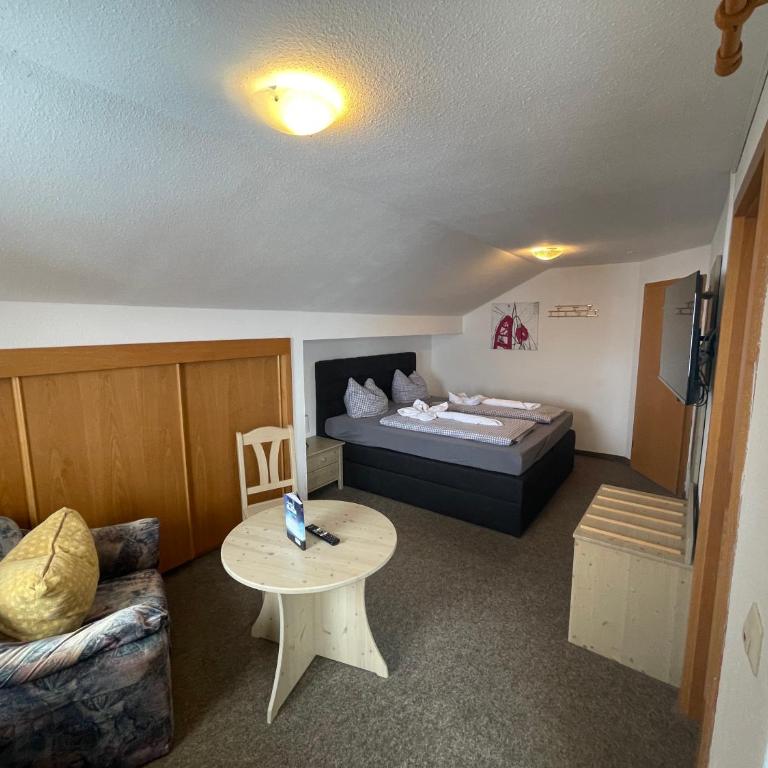 Landhotel Krone - Doppelzimmer mit Balkon - 2