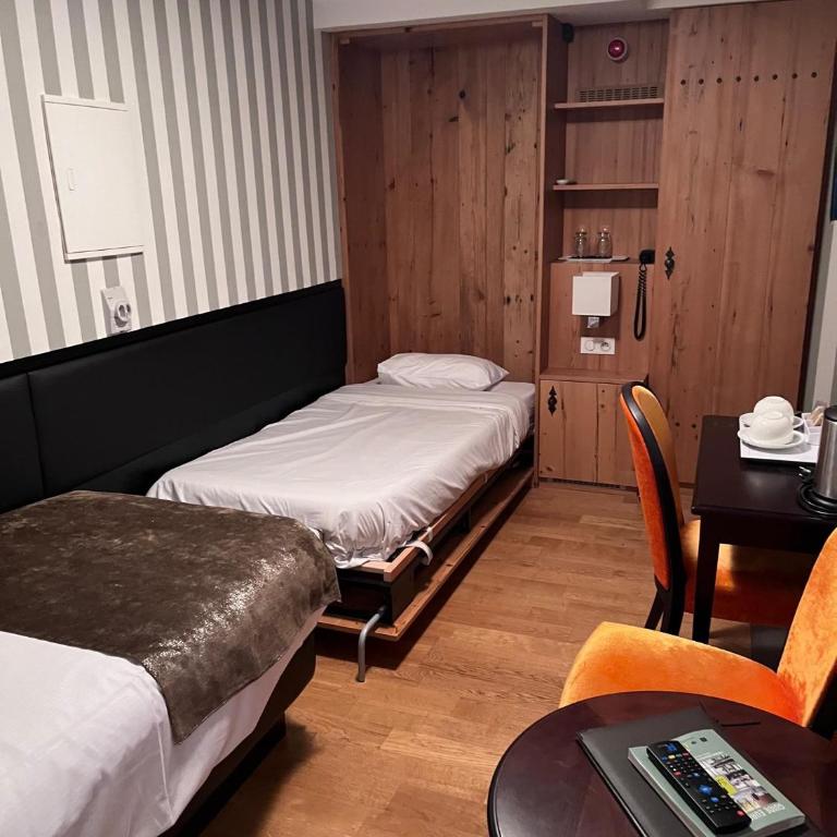 Logis Hôtel Ettenheim - Twin Room - Disability Access - 1