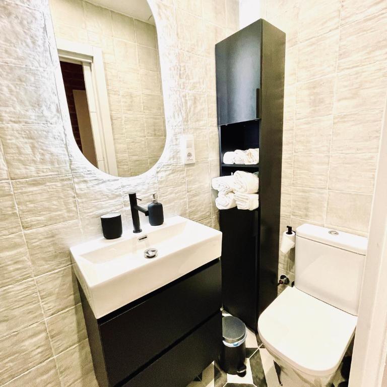 G18_Apartamento para 8 con 3 habitaciones 2 baños en Chamberí - Three-Bedroom Apartment - 22