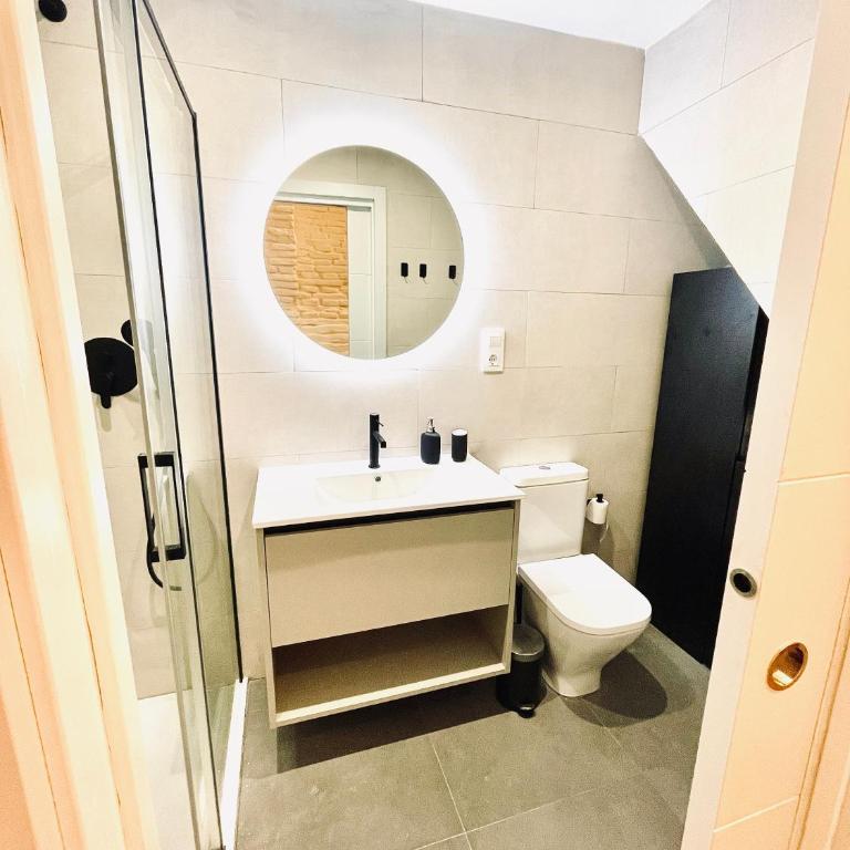 G18_Apartamento para 8 con 3 habitaciones 2 baños en Chamberí - Three-Bedroom Apartment - 38