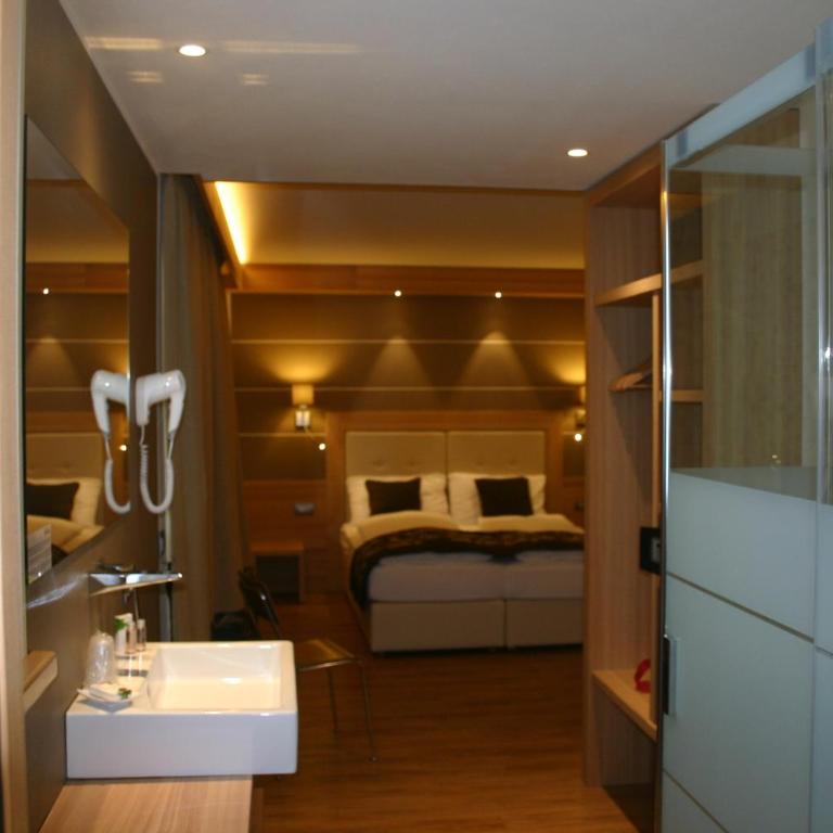 Hotel Bondi - King Room with Mountain View - 3