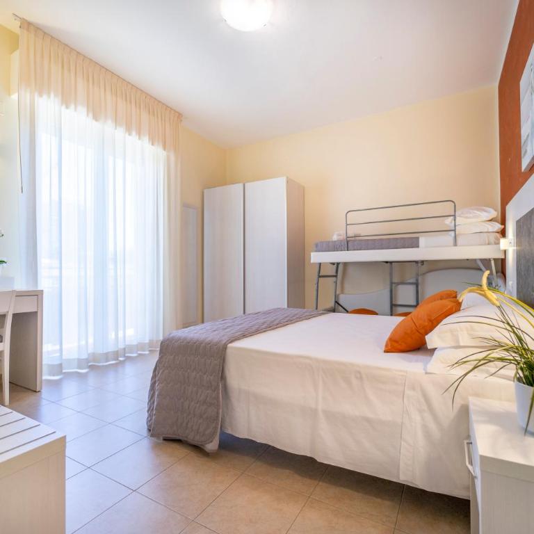 Hotel Romagna - Quadruple Room - 1