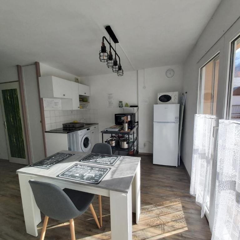 Appartement 2pers, superbe vue montagne, exposé sud, Résidence très calme, parking, 5mns à pied du centre - Appartement 1 Chambre - 4