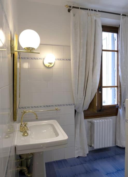 D/T Elegant & Spacious Flat 2' walk train station - Apartment - 24