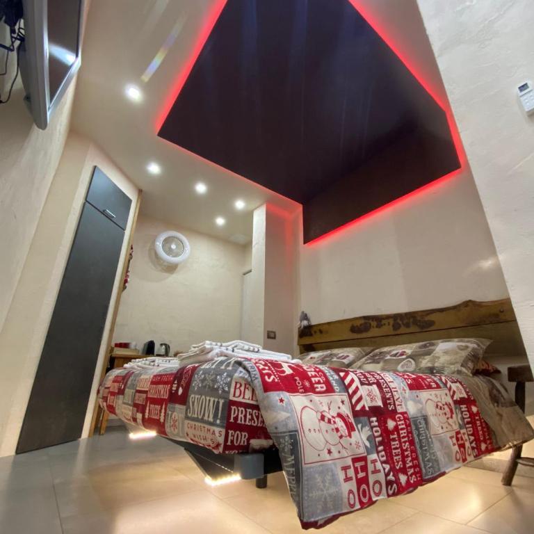 Lightroom - Double Room with Private Bathroom - 8