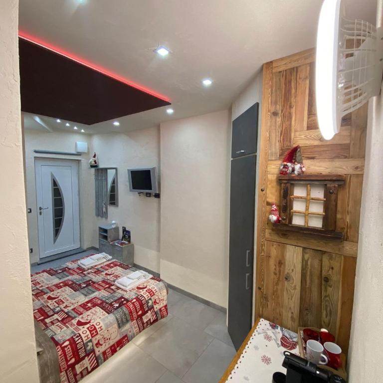 Lightroom - Double Room with Private Bathroom - 2