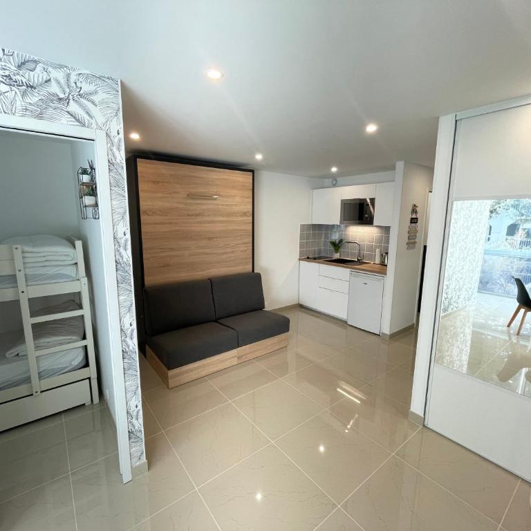 Grand studio en centre ville et à 50 mètres du port, climatisé - Appartement - 10