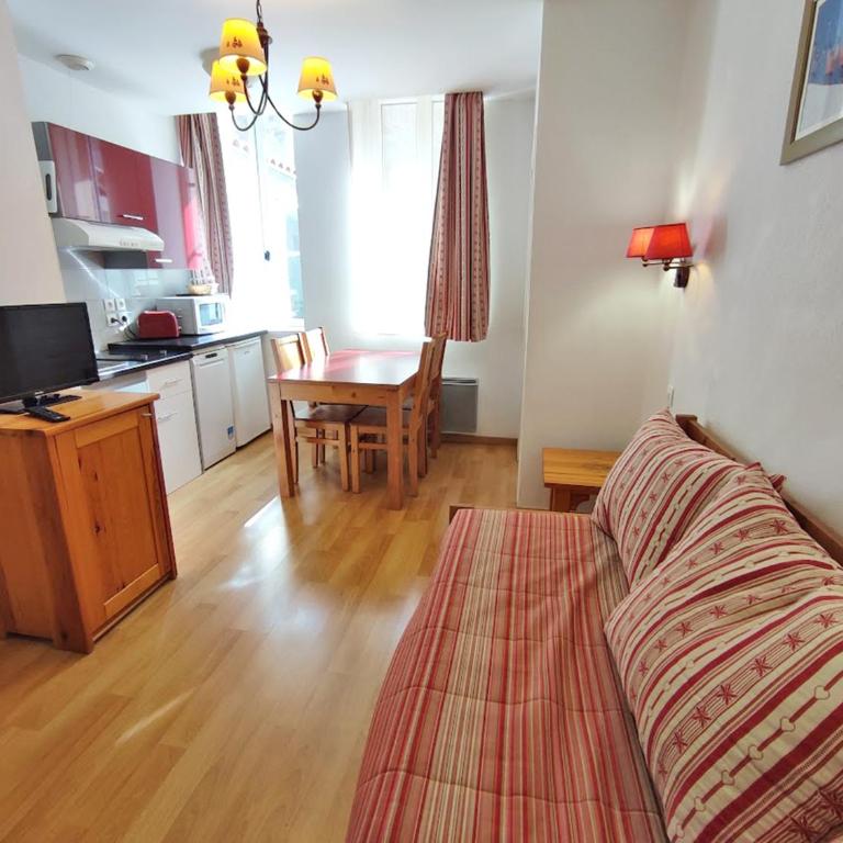Pat 83, T2, centre Luchon, wifi, casier à skis, 4 personnes - Appartement 1 Chambre - 1