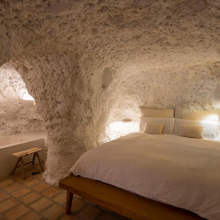 Carmen del Azahar by Florentia Homes - Cave Suite with Bathtub - 1